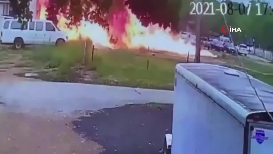 Korkunç anlar kamerada! Evin bahçesine düşen uçak alev topuna döndü