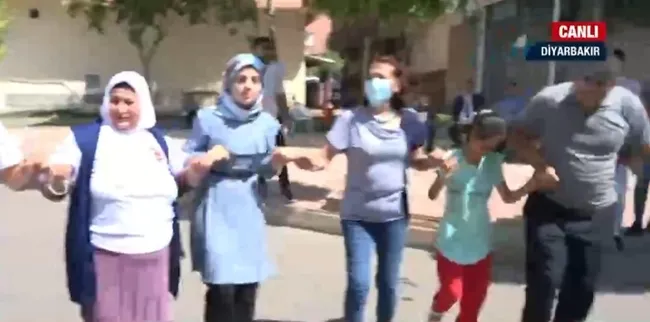 Anneler kazandı, A Haber ekrana taşıdı! HDP önünde davullu zurnalı kutlama