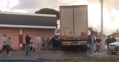 İzmir'de fabrika işçilerinin taşındığı servis minibüsü ile TIR çarpıştı: 2 ölü, 15 yaralı