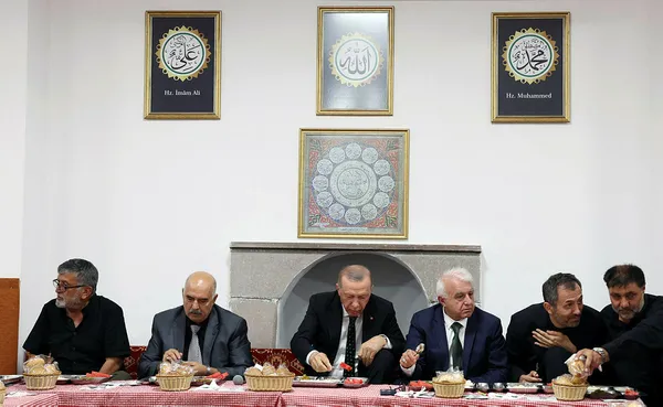 1660403351355.jpg Başkan Erdoğan'dan Hacı Bektaş Veli’nin Hakk’a yürüyüşünün 751. yıl dönümü anma programında önemli açıklamalar - 8