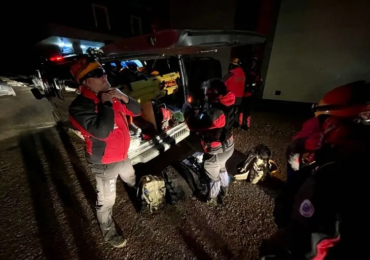 Uludağ’da mahsur kalan 3 kişiye ulaşıldı! Kardan barınak yaparak hayatta kalmaya çalıştılar