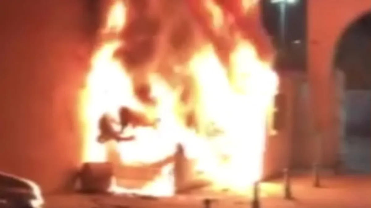 Fatih’te korku dolu anlar! Güvenlik kulübesi alev alev yandı