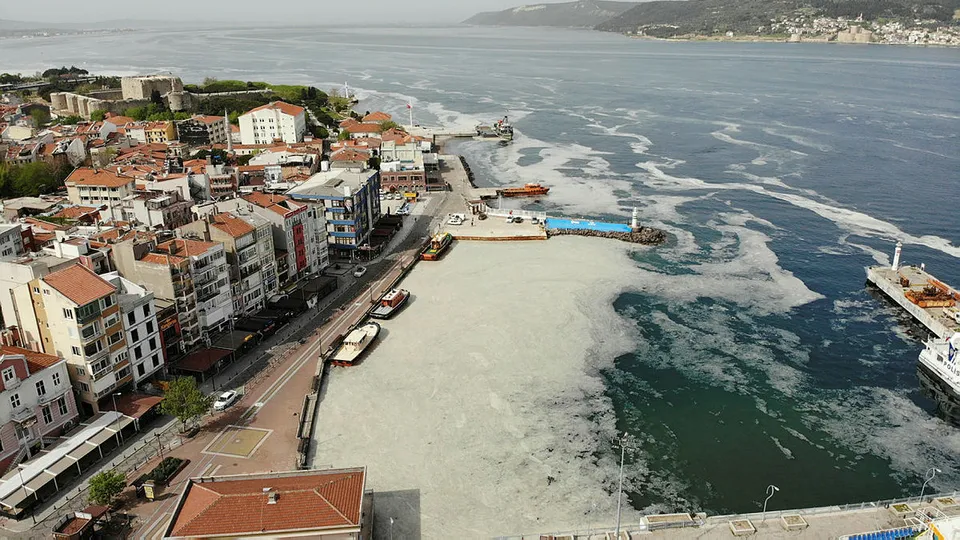 İstanbul, Kocaeli ve Balıkesir'den sonra şimdi de Çanakkale'de deniz salyası görüldü!