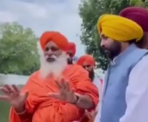 Hindistan’da şoke eden olay! Suyun temizliğini kanıtlamak isterken hastanelik oldu