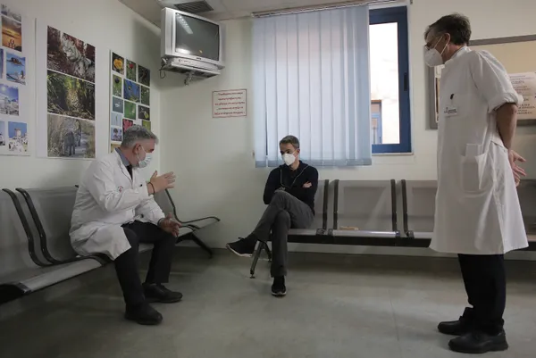 Yunanistan’ı karıştırdı! Başbakan Miçotakis’in korona aşısı olurken çekilen fotoğrafına tepki