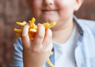 Küçük yaşta başlayan tehlike! Ruh sağlığı, uyku bozukluğu ve obezite riskini artırıyor