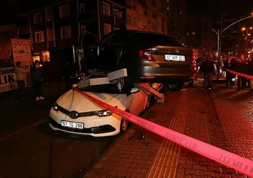 Kontrolden çıkan otomobil park halindeki araçların üzerine uçtu