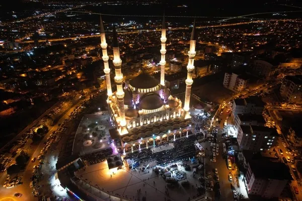 deprem-bolgesinde-mirac-gecesi-eller-deprem-sehitleri-icin-semaya-kalkti-1707246331485.jpeg Deprem bölgesinde Miraç gecesi! Eller deprem şehitleri için semaya kalktı - 8