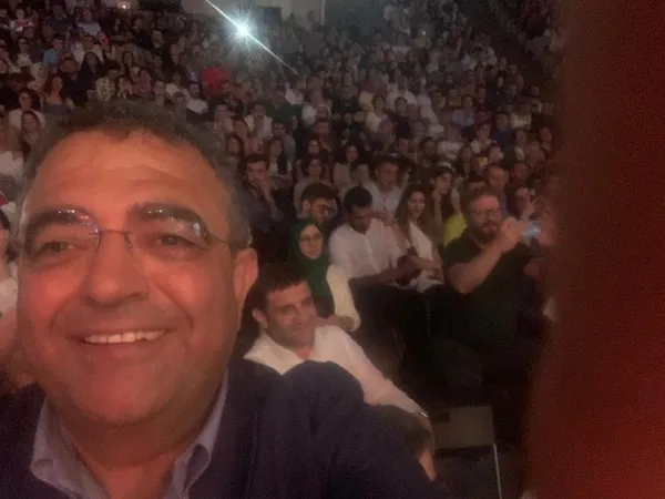 Öcalan posteri önünde konser veren Aynur Doğan İBB organizasyonunda sahne aldı: HDP’li Hüda Kaya ve CHP’li Sezgin Tanrıkulu yalnız bırakmadı