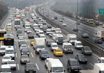 Tatil yoğunluğuna köprüdeki intihar girişimi eklenince trafik felç oldu