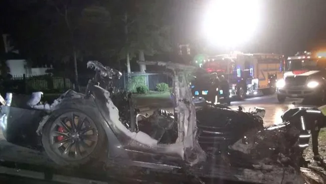 1618815431590.jpg ABD’de sürücüsüz Tesla kaza yaptı: 2 kişi yanarak can verdi - 3