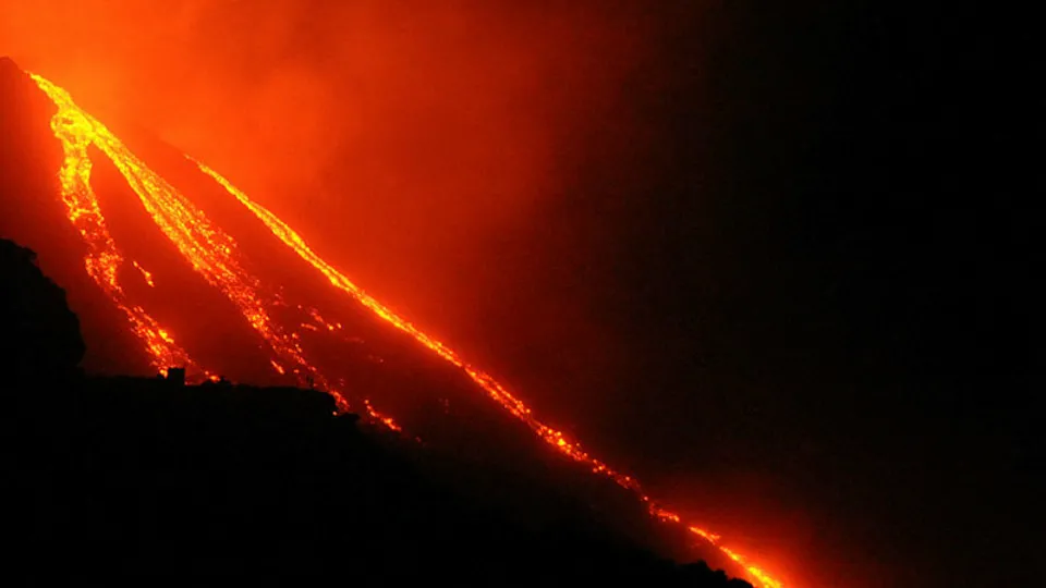 İtalya’nın Stromboli Yanardağı patladı