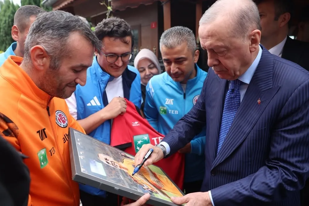 baskan-erdogan-istanbul-kastamonuspor-heyetini-kabul-etti-1792871733859.jpg Başkan Erdoğan, İstanbul Kastamonuspor heyetini kabul etti - 2