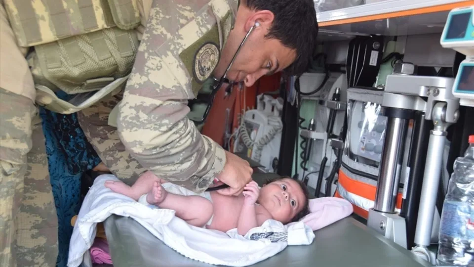 Bakanlık paylaştı! Tel Abyad ve Resulayn’da şifa dağıtan Mehmetçiler