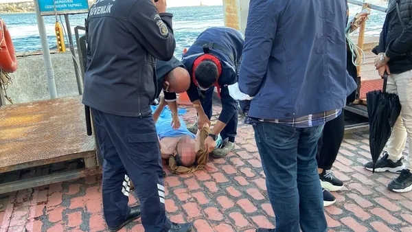besiktasta-vapurdan-denize-atladi-halatlara-tutunarak-hayatta-kaldi-1632470508725.jpg Beşiktaş’ta vapurdan denize atladı! Halatlara tutunarak hayatta kaldı - 5