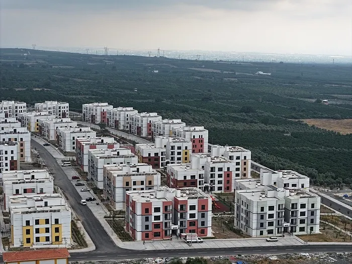 asrin-felaketinden-asrin-seferberligine-baskan-erdogan-300-bininci-konutun-anahtarini-teslim-edecek-1757152070023.jpeg Deprem bölgesinde bugün 300 bininci konutun teslimatı gerçekleştirilecek. (A Haber arşiv)