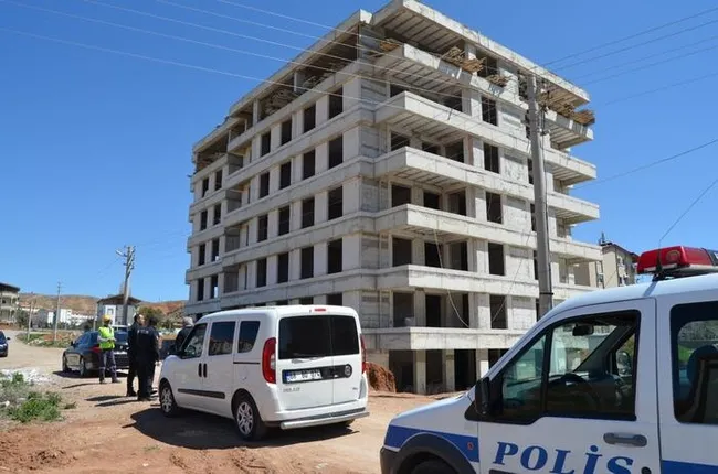 Aksaray’da işçi, 7'nci kattan havalandırma boşluğuna düştü, duvar kırılarak kurtarıldı - 1