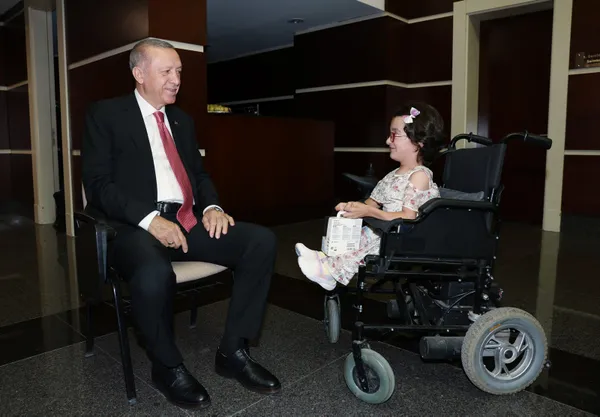 cam-kemik-hastasi-hiranin-hayali-gecek-oldu-baskan-erdogan-ile-gorustu-1659970334603.jpg Cam kemik hastası Hira'nın hayali gerçek oldu: Başkan Erdoğan ile görüştü - 2