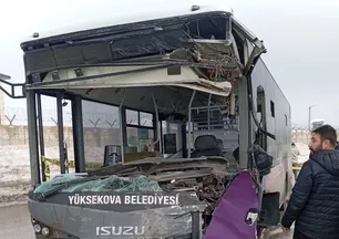 Hakkari'de otobüs ile minibüsün çarpıştığı kazada 18 kişi yaralandı