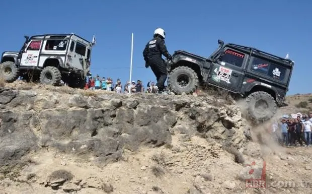 Yarışta göle uçan cip pilotu boğulmaktan son anda kurtarıldı 5
