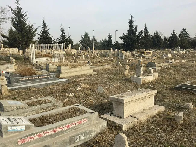 Malatya'da esnafın ağzını açık bırakan olay! Mezar başında keman çaldırdı - 1
