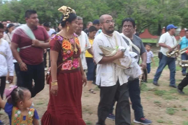 Timsaha gelinlik giydirdi! Akılalmaz olay… Belediye Başkanı timsahla evlenip dans etti