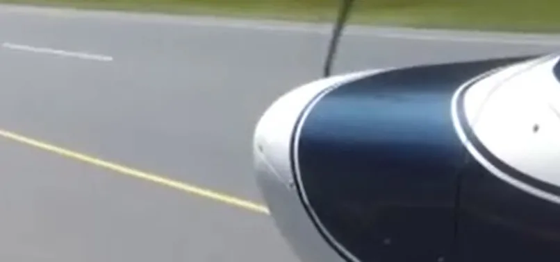 ABD'de motor arızası yapan uçak otoyola acil iniş yaptı