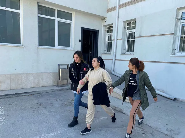 1680608798451.jpg Kadir Şeker kurtarmıştı! Ayşe Dırla'nın kuzenleri uyuşturucuyla yakalandı - 2