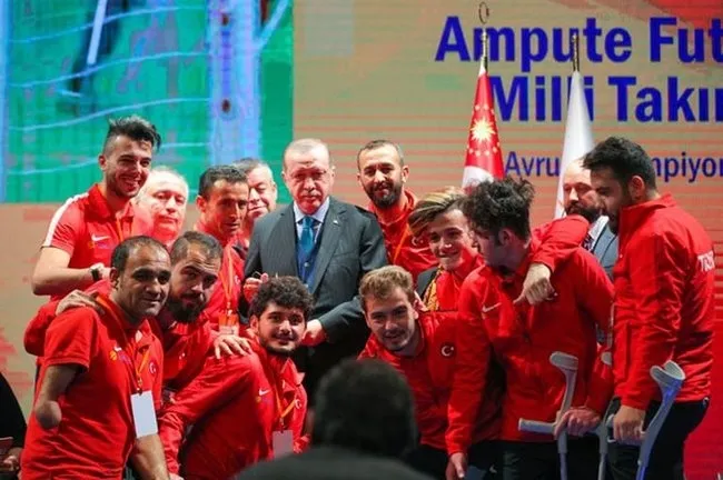 Cumhurbaşkanı, milli futbolcuya telefonla kız istedi - 1