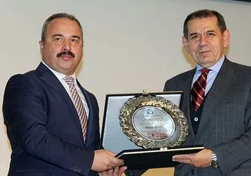 Dursun Özbek'e onur ödülü verildi