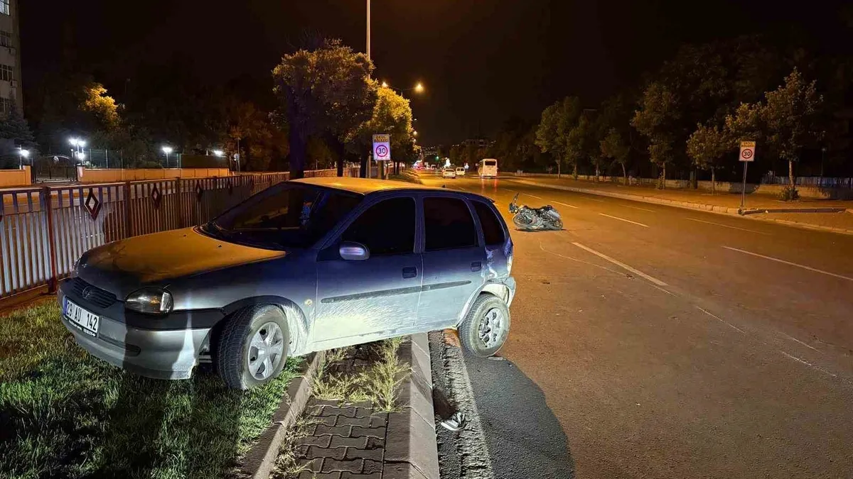 Motosikletle çarpışan otomobil refüje çıktı: 3 yaralı