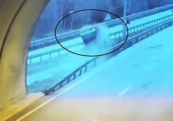 Tünel çıkışı kontrolü kaybetti takla attı