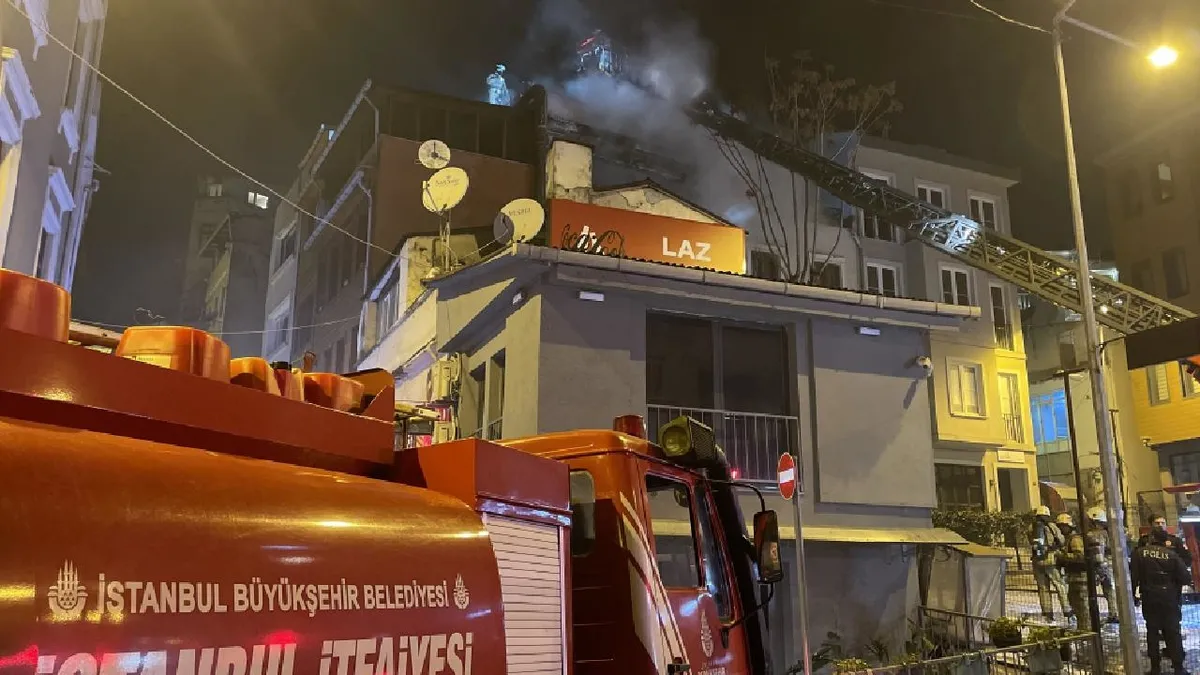 Beyoğlu'nda binada çıkan yangın söndürüldü