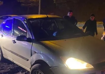Direksiyon hakimiyetini kaybeden araç refüje çarptı!