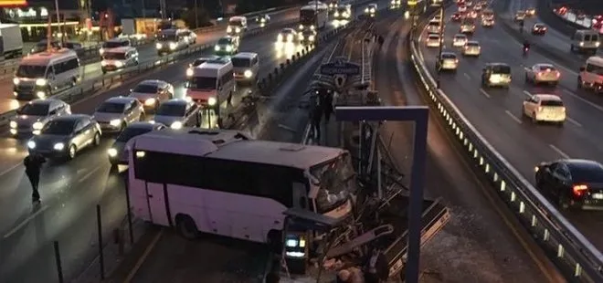 Servis aracı metrobüs durağına çarptı