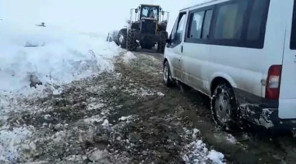 Siirt'te oy pusulalarını ve seçim görevlilerini taşıyan araba karda mahsur kaldı - 2