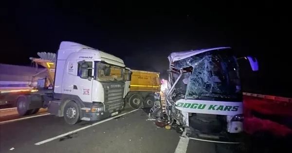 1688690489385.jpg Anadolu Otoyolu'nda feci kaza! Tır ile yolcu otobüsü birbirine girdi: 18 kişi yaralandı - 2