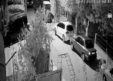 Sokakta silahlı kovalamaca güvenlik kamerasında