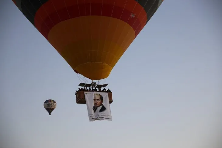 Kapadokya’da balonlar Atatürk afişleri ve bayraklarla uçtu