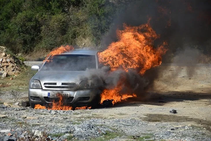 Bahtiyar Ölmez dizisinde otomobil alev alev yandı
