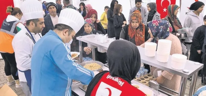 Turkuvaz Medya deprem bölgesinde iftar çadırı açtı: Bu zor günleri el birliğiyle atlatacağız