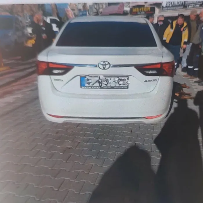 arabasiyla-yolda-yatan-kopegin-uzerinden-gecti-o-anlar-kamerada-1645795592705.jpg Arabasıyla yolda yatan köpeğin üzerinden geçti! O anlar kamerada - 1