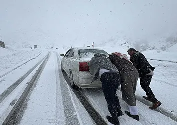 Kastamonu'da kar nedeniyle 68 yerleşim yeri ulaşıma kapandı