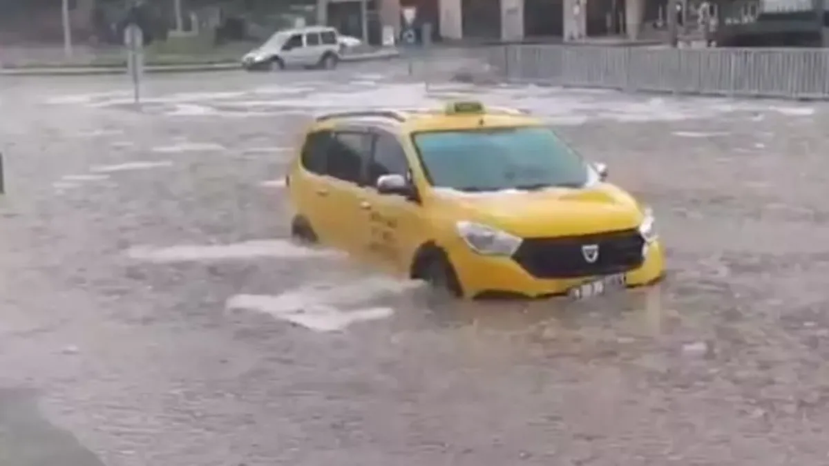 Mardin'i sağanak vurdu: Cadde ve sokaklar göle döndü