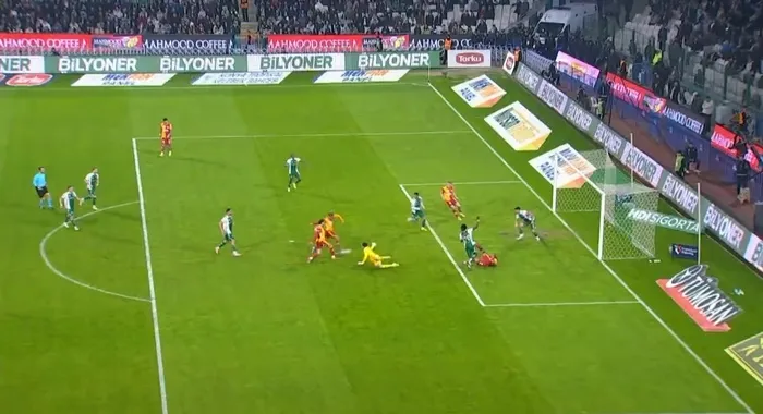 tff-acikladi-23-hafta-var-kayitlari-yayinlandi-1771955140675.jpeg Tartışma yaratan pozisyonun VAR kayıtlarını TFF açıkladı! İşte hakemler arasında geçen diyaloglar - 4