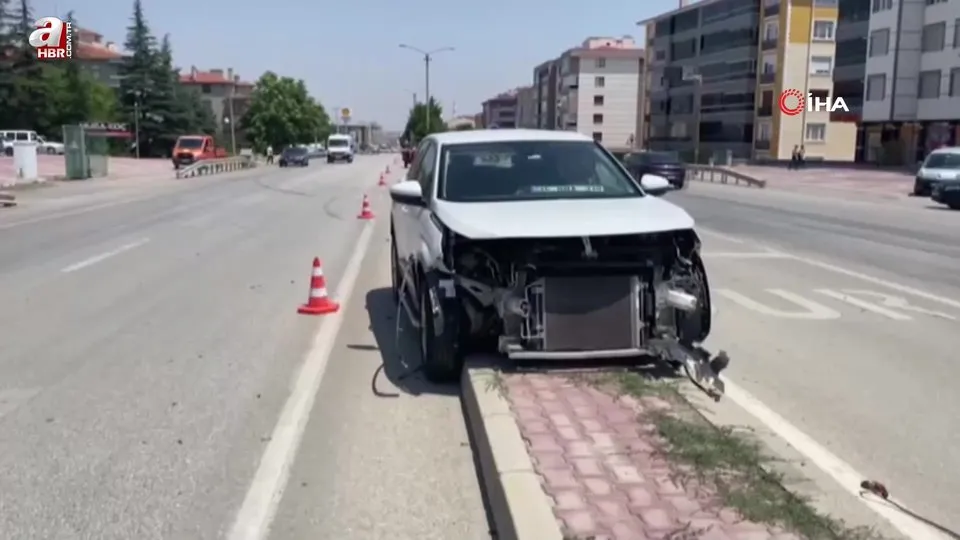 Beton mikseriyle temas eden araç refüje savruldu
