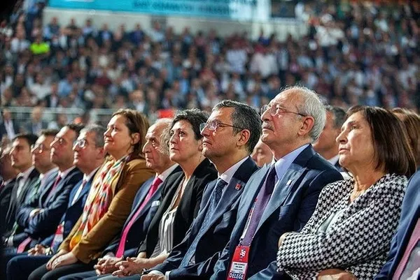 1699115082565.jpg CHP'de alışılagelmiş görüntüler! CHP 38. Olağan Kurultayı'nda 'Değişimciler' ve 'Kemalciler' birbirine girdi - 2