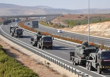 Sınıra askeri sevkiyat sürüyor