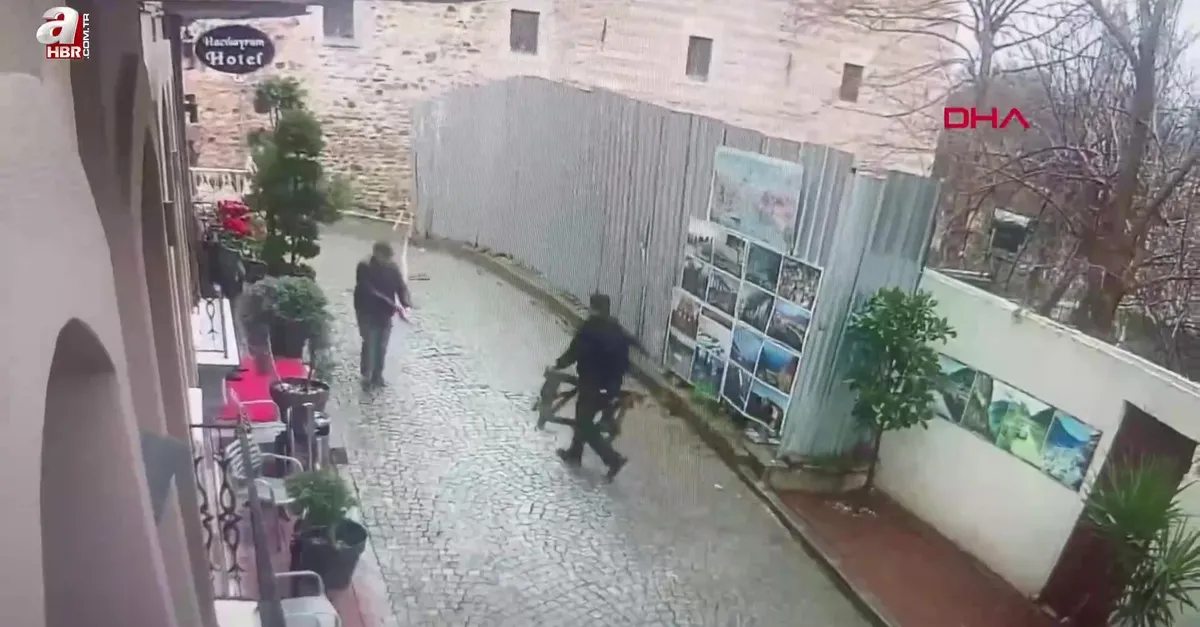 Fatih'te toprak kayması sonucu yol çöktü