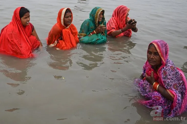 Magh Mela Festivali koronaya rağmen iptal edilmedi! Binlerce Hindü Ganj Nehri’ne girdi